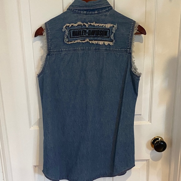 Harley-Davidson Women’s Blue Denim Vest with logo and raw hem snap buttons - Picture 4 of 14